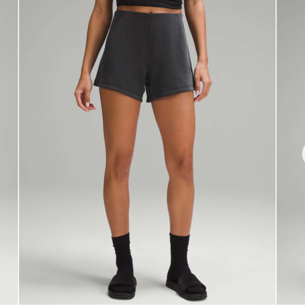 Lululemon Softstreme Kick-Flare Mid-Rise Short 4"
Black size 6 NWT